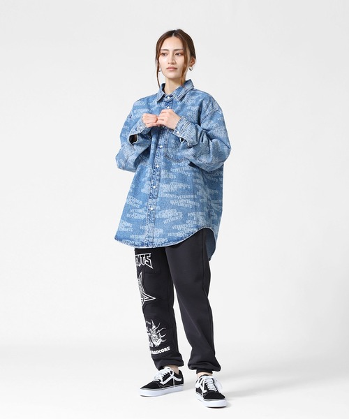 VETEMENTS（ヴェトモン）の「VETEMENTS / ヴェトモン：STAMPED LOGO DENIM SHIRT：UA52SH960[RIP]（シャツ/ブラウス・メンズ・ブルー・M/XS/S）」の15枚目の写真
