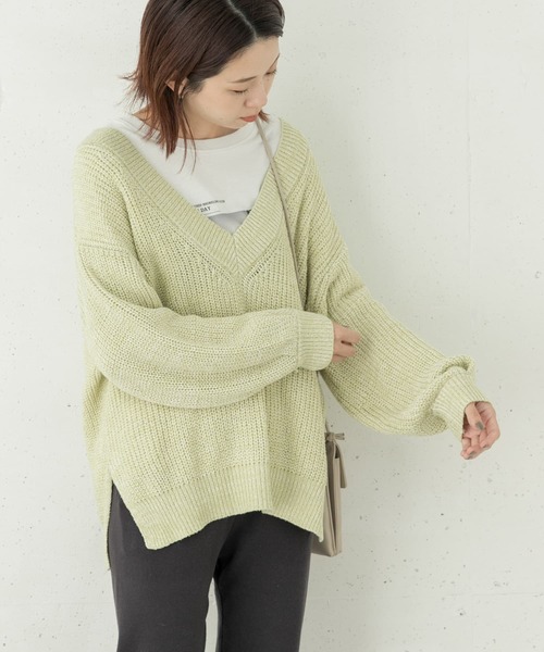 URBAN RESEARCH Sonny Label(アーバンリサーチサニーレーベル)の「深Vネックざっくりニットプルオーバー(ニット/セーター・レディース・オレンジ系その他/グリーン系その他/ホワイト系その他・FREE)」の2枚目の写真