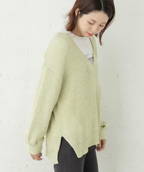 URBAN RESEARCH Sonny Label(アーバンリサーチサニーレーベル)の「深Vネックざっくりニットプルオーバー(ニット/セーター・レディース・オレンジ系その他/グリーン系その他/ホワイト系その他・FREE)」の15枚目の写真