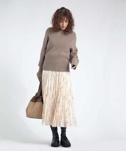 Mila Owen(ミラオーウェン)の「Vネックニット(ニット/セーター・レディース・ベージュ・0)」の2枚目の写真