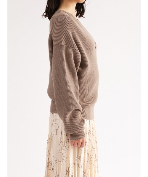 Mila Owen(ミラオーウェン)の「Vネックニット(ニット/セーター・レディース・ベージュ・0)」の9枚目の写真