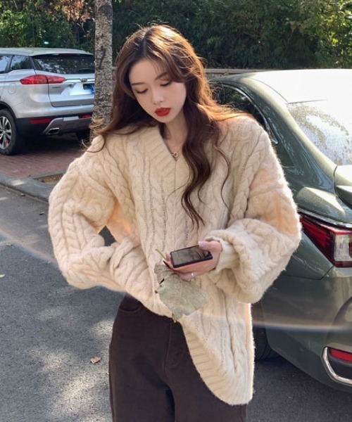 MANGROVE（マングローブ）の「Vネックざっくり編みニット（ニット/セーター・レディース・ピンク/ターコイズブルー/オレンジ/アイボリー/ライトグリーン/ライトブルー/グレー/ベージュ・FREE）」の11枚目の写真