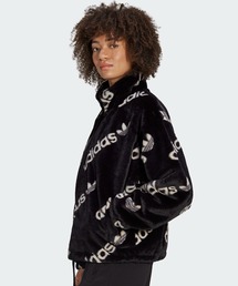 adidas（アディダス）の「フェイクファージャケット
