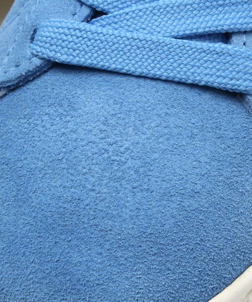 PUMA（プーマ）の「スウェード クラシック+（スニーカー・メンズ・ホワイト×グレー/ライトブルー/オレンジ・30.0cm/28.5cm/27.5cm/23cm/22.5cm/27cm/29cm/25.5cm/23.5cm/25cm/31cm/26cm/24cm/24.5cm/28cm/26.5cm）」の6枚目の写真