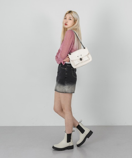 FOLLOWIN（フォロウィン）の「レディーチェーン2WAYバック（ショルダーバッグ・レディース・ブラック/アイボリー・ONE SIZE）」の3枚目の写真