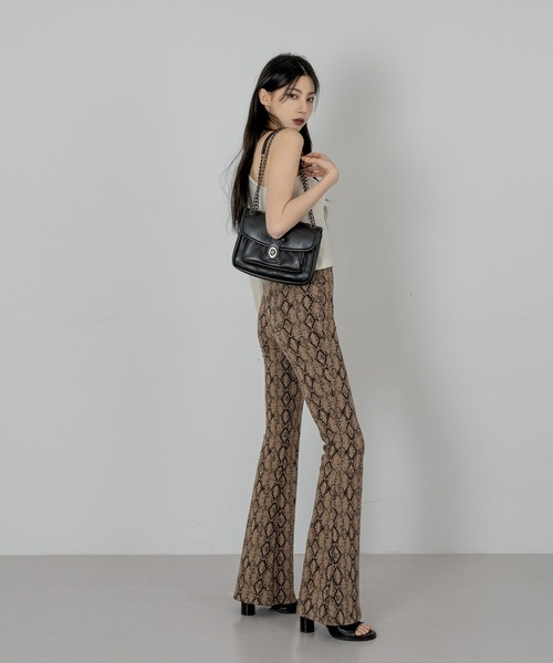 FOLLOWIN（フォロウィン）の「レディーチェーン2WAYバック（ショルダーバッグ・レディース・ブラック/アイボリー・ONE SIZE）」の19枚目の写真