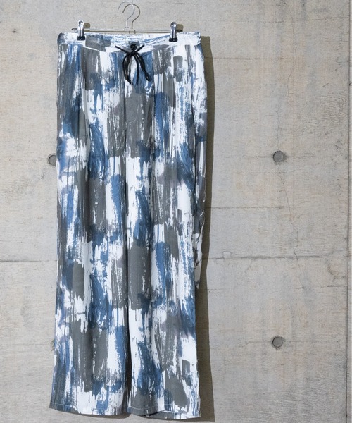 Naive magic（ナイーブマジック）の「【a】とろみシルクタッチポリエステル総柄ワイドパンツ（その他パンツ・メンズ・ホワイト/ブラック/グリーン/アイボリー・MEDIUM/LARGE）」の2枚目の写真