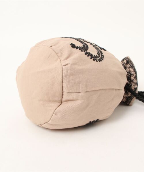 Samansa Mos2(サマンサ モスモス)の「花刺繍巾着バッグ(ハンドバッグ・レディース・ベージュ/キナリ・フリ-)」の5枚目の写真