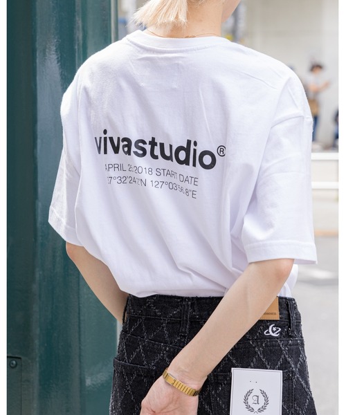 VIVASTUDIO（ビバスタジオ）の「【UNISEX】「VIVA STUDIO / ビバスタジオ 」LOCATION TEE / ロケーション 半袖Tシャツ 2295629（Tシャツ/カットソー・メンズ・ライトグレー/ホワイト/ブラック・MEDIUM/X-LARGE/SMALL/LARGE）」の2枚目の写真