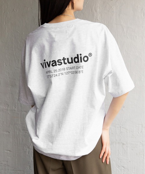 VIVASTUDIO（ビバスタジオ）の「【UNISEX】「VIVA STUDIO / ビバスタジオ 」LOCATION TEE / ロケーション 半袖Tシャツ 2295629（Tシャツ/カットソー・メンズ・ライトグレー/ホワイト/ブラック・MEDIUM/X-LARGE/SMALL/LARGE）」の3枚目の写真