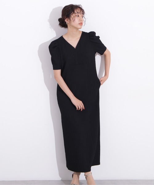 NATURAL BEAUTY BASIC（ナチュラルビューティーベーシック）の「シャーリングナローワンピース（ワンピース・レディース・ブラウン/ブラック/ブルー・MEDIUM）」の4枚目の写真