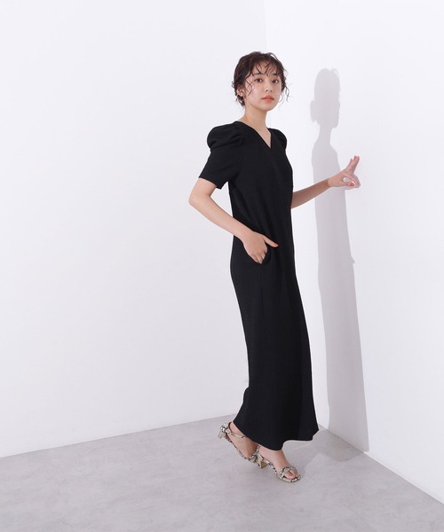 NATURAL BEAUTY BASIC（ナチュラルビューティーベーシック）の「シャーリングナローワンピース（ワンピース・レディース・ブラウン/ブラック/ブルー・MEDIUM）」の7枚目の写真