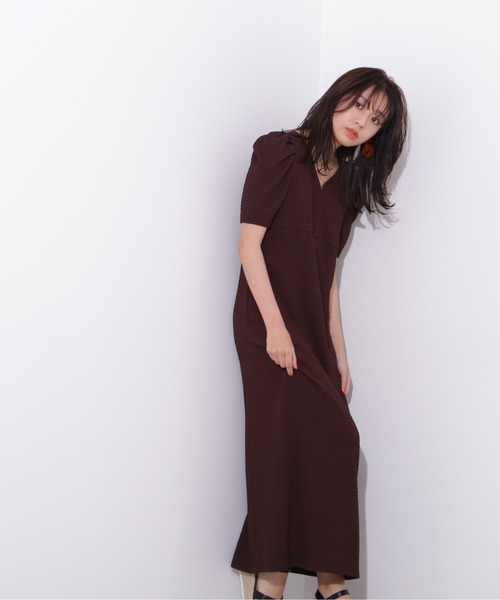 NATURAL BEAUTY BASIC（ナチュラルビューティーベーシック）の「シャーリングナローワンピース（ワンピース・レディース・ブラウン/ブラック/ブルー・MEDIUM）」の17枚目の写真