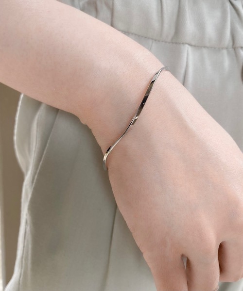 tone（トーン）の「【ECRu.】ツイストバングル（バングル/リストバンド・レディース・シルバー/ゴールド・FREE）」の3枚目の写真