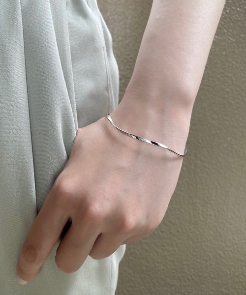tone（トーン）の「【ECRu.】ツイストバングル（バングル/リストバンド・レディース・シルバー/ゴールド・FREE）」の4枚目の写真