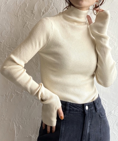 She's Closet（シーズクローゼット）の「アームウォーマー風フィンガーホール指穴ハイネックタイト長袖タートルリブニットプルオーバー（ニット/セーター・レディース・オレンジ/ピンク/グリーン/ブラック×ホワイト/アイボリー/ブラック/ブルー/杢グレー/パープル/ライトブルー/ペールイエロー/ブラック系その他/ホワイト系その他/ブラック系その他2/レッド/チャコール/ダークオレンジ/グリーン系その他・FREE）」の19枚目の写真