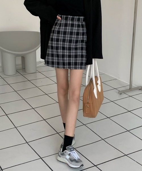 urge:(アージコロン )の「【URGE:】 チェック柄 台形 ミニスカート(スカート・レディース・ネイビー/ブラック/レッド・SMALL/MEDIUM/LARGE)」の5枚目の写真