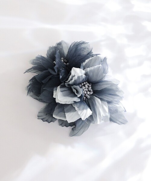 B:MING by BEAMS(ビーミングバイビームス)の「【セレモニー・フォーマル】ダブルフラワー コサージュ(ブローチ/コサージュ・レディース・ホワイト/グレー・FREE)」の10枚目の写真