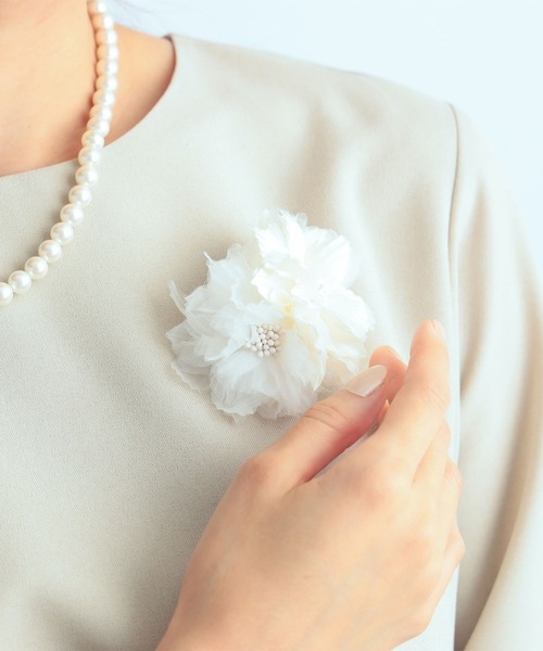 B:MING by BEAMS(ビーミングバイビームス)の「【セレモニー・フォーマル】ダブルフラワー コサージュ(ブローチ/コサージュ・レディース・ホワイト/グレー・FREE)」の2枚目の写真