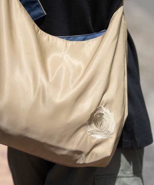 JOHN'S CLOSET（ジョンズクローゼット）の「【23】ナイロン エンブレム ショルダーバッグ（ショルダーバッグ・メンズ・ブラック/ベージュ・FREE）」の8枚目の写真