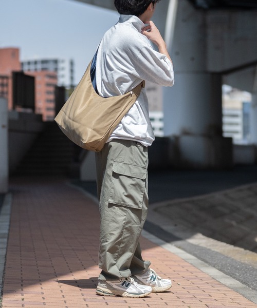 JOHN'S CLOSET（ジョンズクローゼット）の「【23】ナイロン エンブレム ショルダーバッグ（ショルダーバッグ・メンズ・ブラック/ベージュ・FREE）」の3枚目の写真