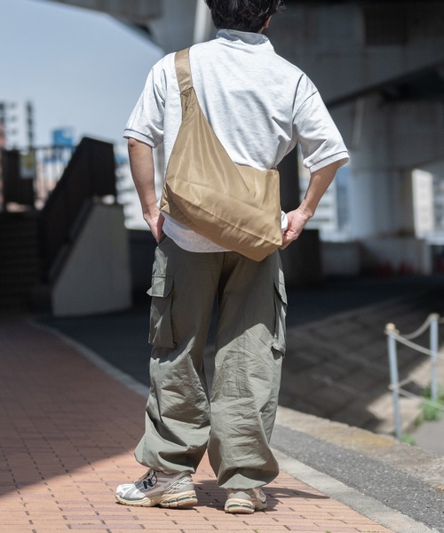 JOHN'S CLOSET（ジョンズクローゼット）の「【23】ナイロン エンブレム ショルダーバッグ（ショルダーバッグ・メンズ・ブラック/ベージュ・FREE）」の4枚目の写真