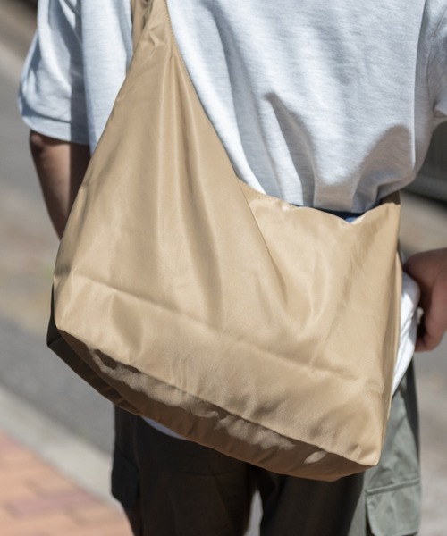 JOHN'S CLOSET（ジョンズクローゼット）の「【23】ナイロン エンブレム ショルダーバッグ（ショルダーバッグ・メンズ・ブラック/ベージュ・FREE）」の5枚目の写真