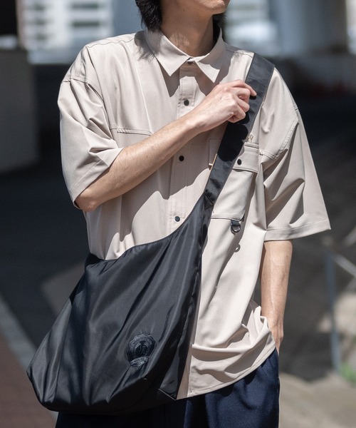 JOHN'S CLOSET（ジョンズクローゼット）の「【23】ナイロン エンブレム ショルダーバッグ（ショルダーバッグ・メンズ・ブラック/ベージュ・FREE）」の6枚目の写真