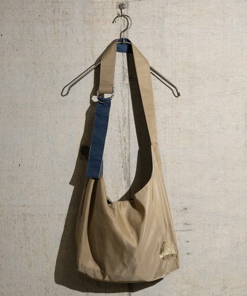 JOHN'S CLOSET（ジョンズクローゼット）の「【23】ナイロン エンブレム ショルダーバッグ（ショルダーバッグ・メンズ・ブラック/ベージュ・FREE）」の9枚目の写真