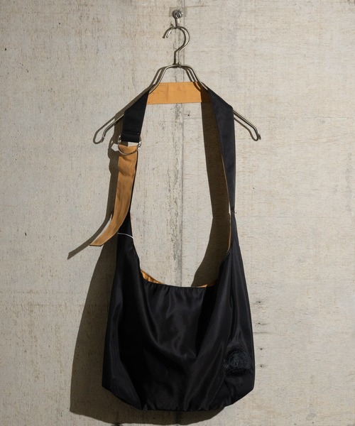 JOHN'S CLOSET（ジョンズクローゼット）の「【23】ナイロン エンブレム ショルダーバッグ（ショルダーバッグ・メンズ・ブラック/ベージュ・FREE）」の10枚目の写真