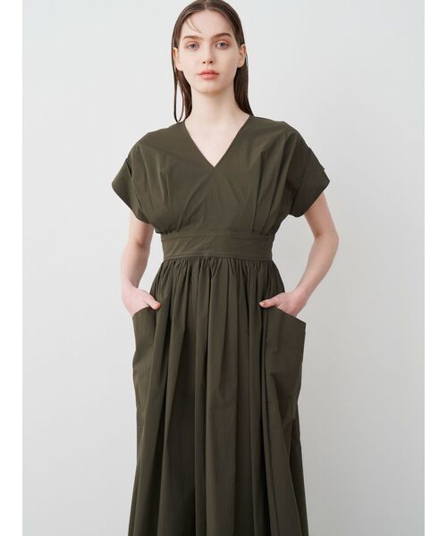 ELENDEEK(エレンディーク)の「サイドポケットボリュームワンピース(ワンピース・レディース・レッド/カーキ/オフホワイト/ブラック・02/01)」の8枚目の写真