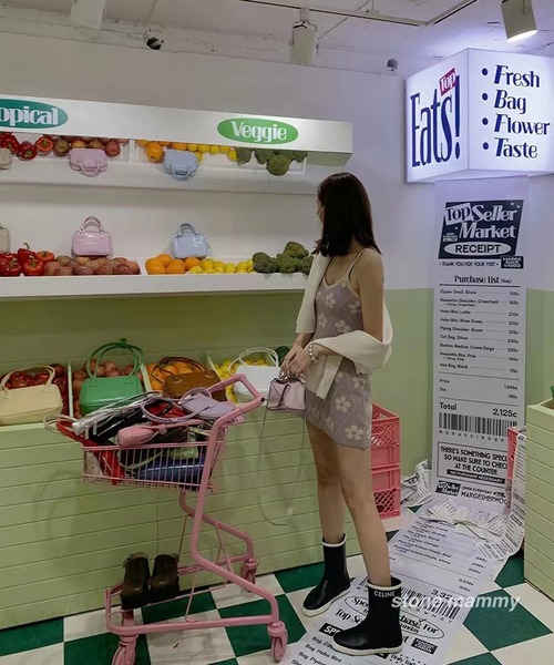 LYEON(リヨン)の「フラワーニットキャミワンピース(ワンピース・レディース・ネイビー/ラベンダー・FREE)」の3枚目の写真