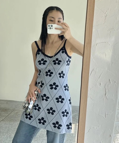 LYEON(リヨン)の「フラワーニットキャミワンピース(ワンピース・レディース・ネイビー/ラベンダー・FREE)」の10枚目の写真