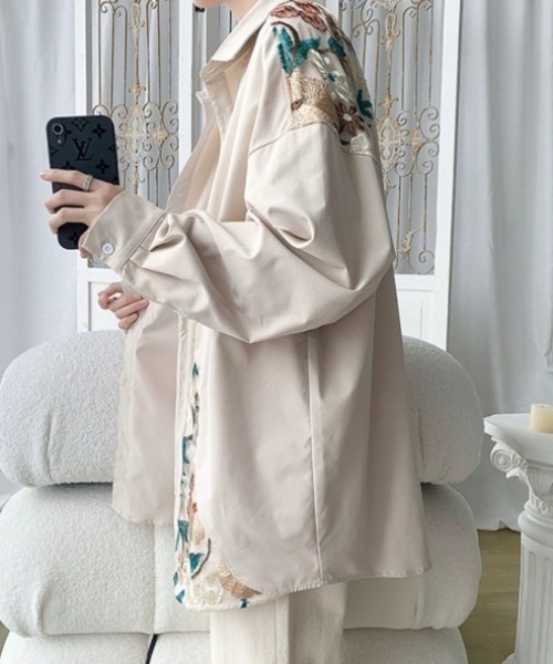 CELENA BEATS（セレナビーツ）の「オーバーサイズ花柄刺繍入り