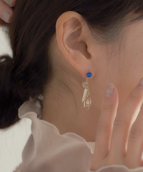 ear PAPILLONNER(イアパピヨネ)の「カラー×メダイユピアス(ピアス(両耳用)・レディース・ホワイト/スカイブルー・FREE)」の1枚目の写真