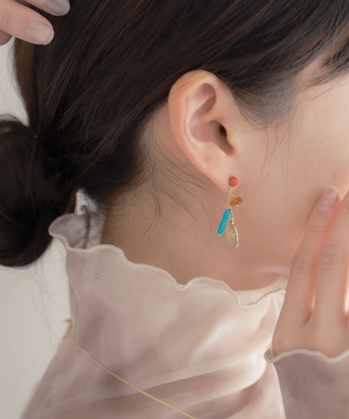 ear PAPILLONNER(イアパピヨネ)の「カラー×メダイユピアス(ピアス(両耳用)・レディース・ホワイト/スカイブルー・FREE)」の2枚目の写真