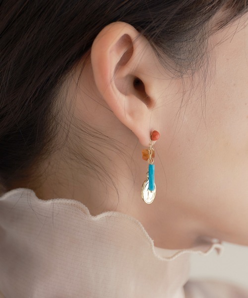 ear PAPILLONNER(イアパピヨネ)の「カラー×メダイユピアス(ピアス(両耳用)・レディース・ホワイト/スカイブルー・FREE)」の6枚目の写真
