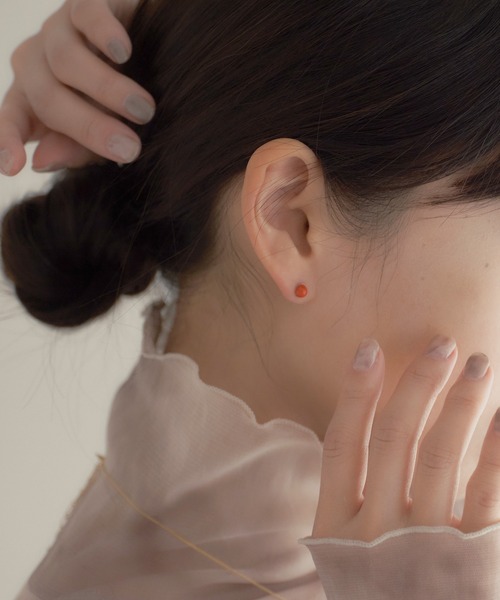 ear PAPILLONNER(イアパピヨネ)の「カラー×メダイユピアス(ピアス(両耳用)・レディース・ホワイト/スカイブルー・FREE)」の5枚目の写真
