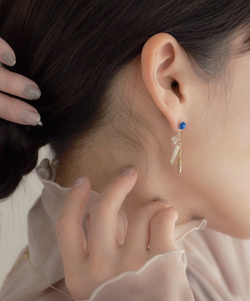 ear PAPILLONNER(イアパピヨネ)の「カラー×メダイユピアス(ピアス(両耳用)・レディース・ホワイト/スカイブルー・FREE)」の4枚目の写真