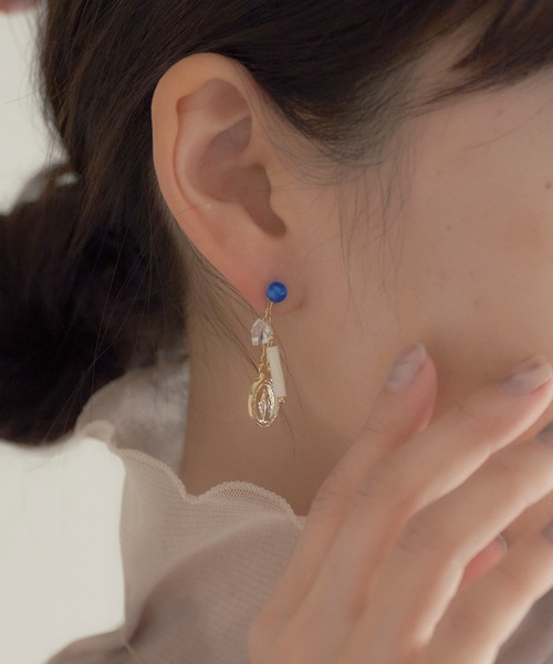 ear PAPILLONNER(イアパピヨネ)の「カラー×メダイユピアス(ピアス(両耳用)・レディース・ホワイト/スカイブルー・FREE)」の3枚目の写真