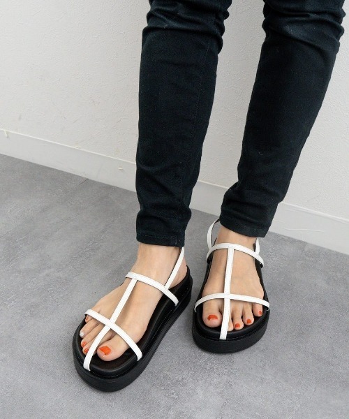 Fabby fabby(ファビィーファビィー)の「ストラップコンフォートサンダル(サンダル・レディース・ホワイト/ブラック/グリーン・MEDIUM/LARGE/SMALL)」の2枚目の写真
