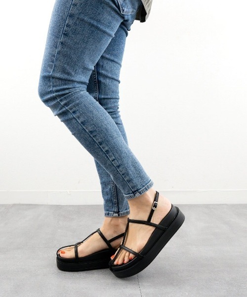 Fabby fabby(ファビィーファビィー)の「ストラップコンフォートサンダル(サンダル・レディース・ホワイト/ブラック/グリーン・MEDIUM/LARGE/SMALL)」の8枚目の写真