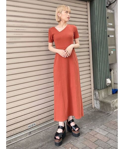 MURUA（ムルーア）の「アシメネックバックオープンワンピース（ワンピース・レディース・オレンジ/ブラック/アイボリー・FREE）」の4枚目の写真