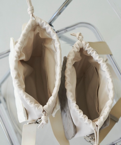 idem（イデム）の「bicolor drawstring bag/キルティング巾着バッグ（ショルダーバッグ・レディース・アイボリー/グレー・FREE）」の14枚目の写真