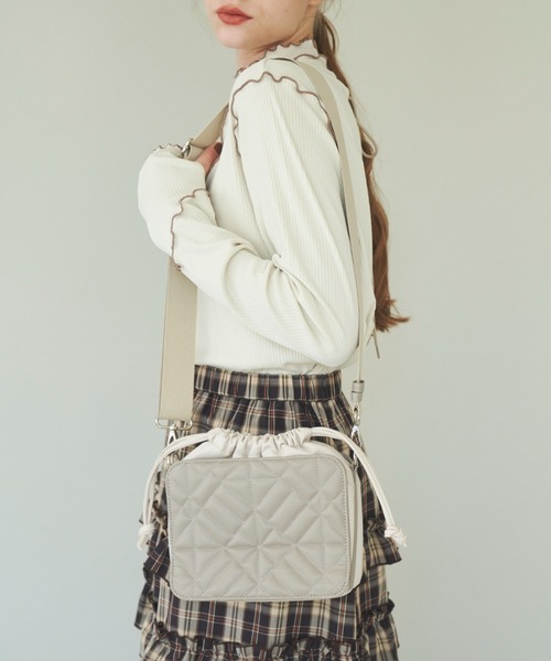 idem（イデム）の「bicolor drawstring bag/キルティング巾着バッグ（ショルダーバッグ・レディース・アイボリー/グレー・FREE）」の11枚目の写真