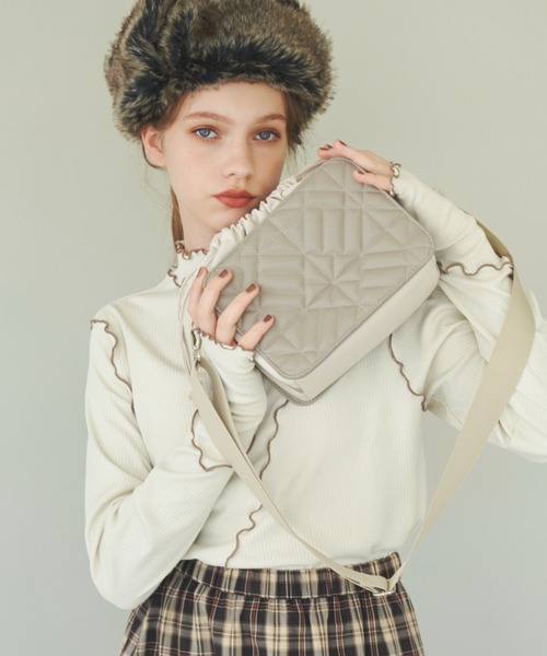 idem（イデム）の「bicolor drawstring bag/キルティング巾着バッグ（ショルダーバッグ・レディース・アイボリー/グレー・FREE）」の4枚目の写真