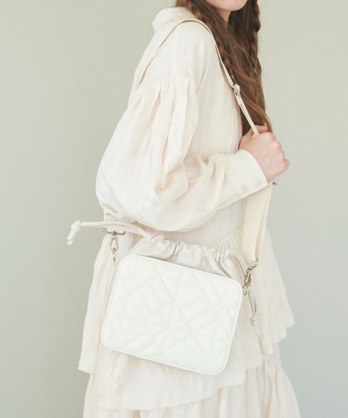 idem（イデム）の「bicolor drawstring bag/キルティング巾着バッグ（ショルダーバッグ・レディース・アイボリー/グレー・FREE）」の5枚目の写真