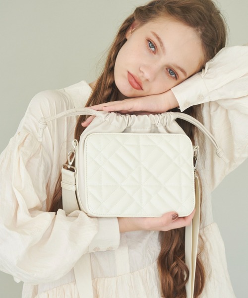 idem（イデム）の「bicolor drawstring bag/キルティング巾着バッグ（ショルダーバッグ・レディース・アイボリー/グレー・FREE）」の6枚目の写真