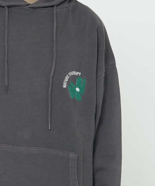 ROUGH TRADE(ラフトレード)の「裏毛ピグメント加工バックロゴプルパーカー(M1)(パーカー・メンズ・ブラック/ピンク/ミント/ナチュラル・MEDIUM/LARGE/X-LARGE)」の5枚目の写真