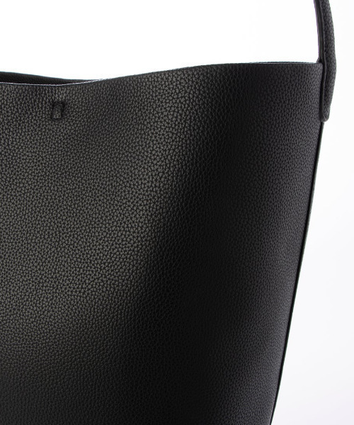 cache cache（カシュ カシュ）の「カシュカシュ cachecache / シュリンクミニマルシェイプバケツバッグL（ショルダーバッグ・レディース・ブラック/ベージュ/アイボリー・FREE）」の13枚目の写真